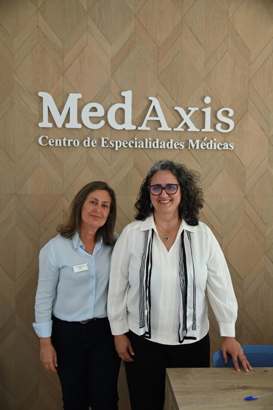 Equipo de Medaxis en la recepción del centro