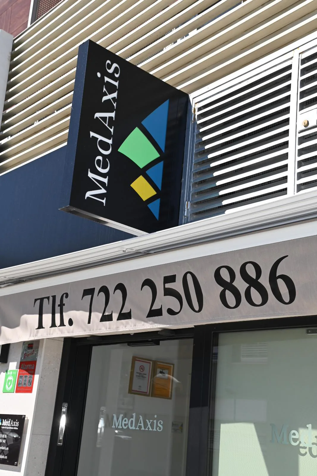 Fachada de Medaxis en Tomares