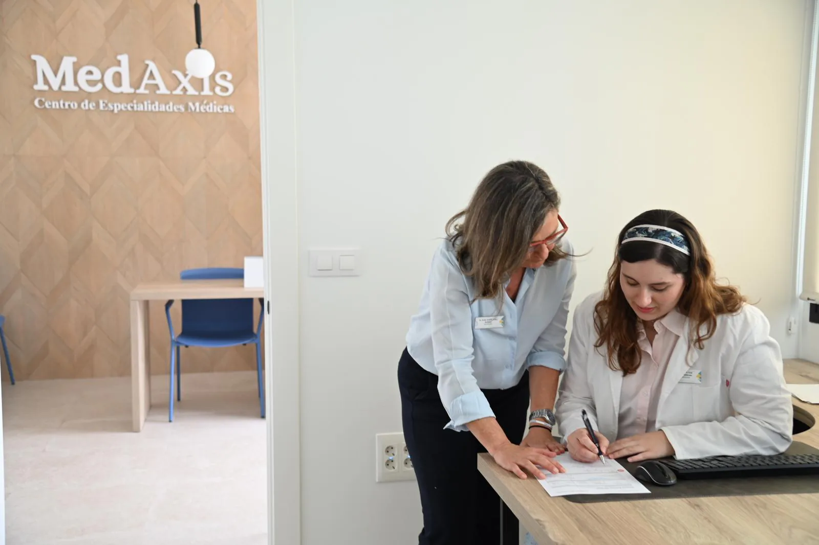 Equipo Medaxis atendiendo a una paciente